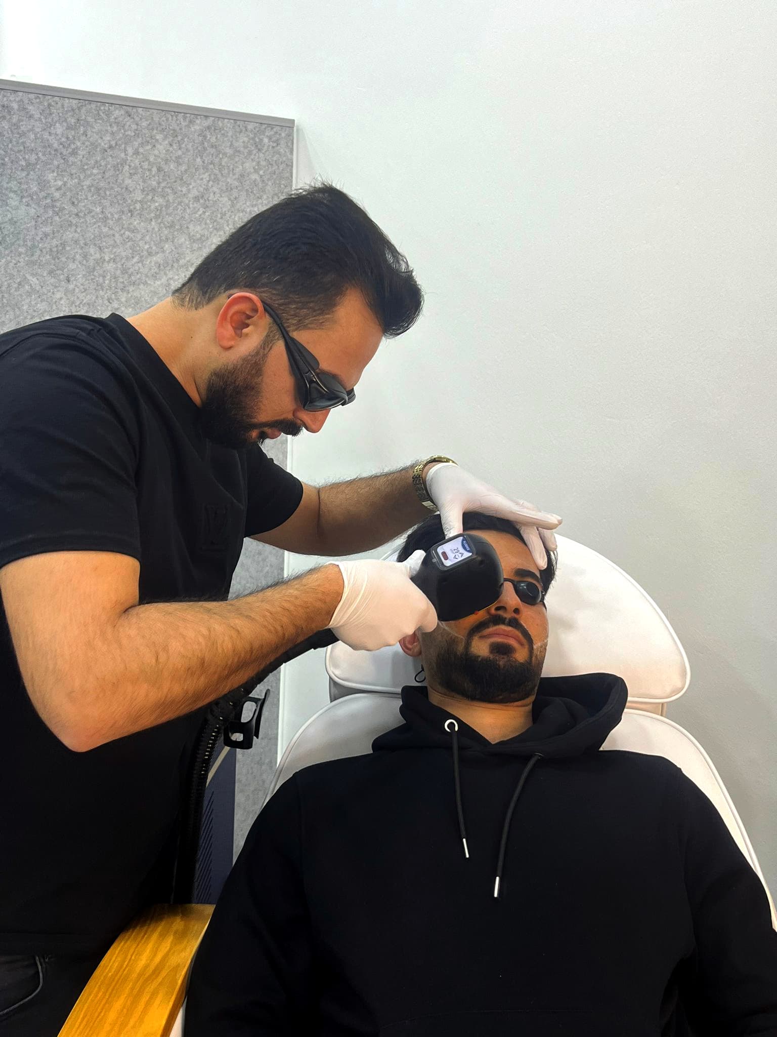 Sedat Dogan bei einer Laser-Behandlung im Diamonds Laser Studio